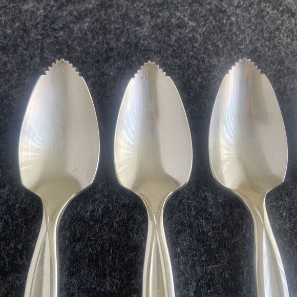 Vintage Wm Rogers MFG Co Silver Plated Grapefruit Spoons Lot of 7 Serrated Spoon - Picture 4 of 8